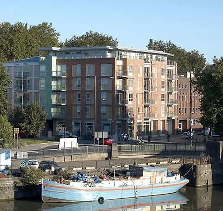 Queen Square Apartment *